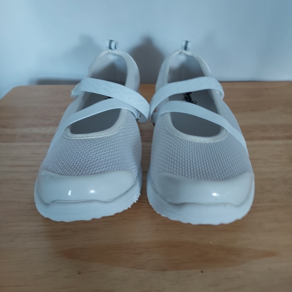 Womans White shoes